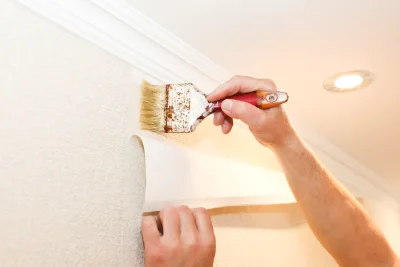 Pose de papier peint à Pino — revêtements muraux et toiles de verre